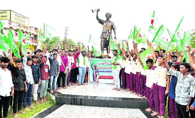 ఆదివాసీ యువతకు ఉపాధి కల్పించాలి