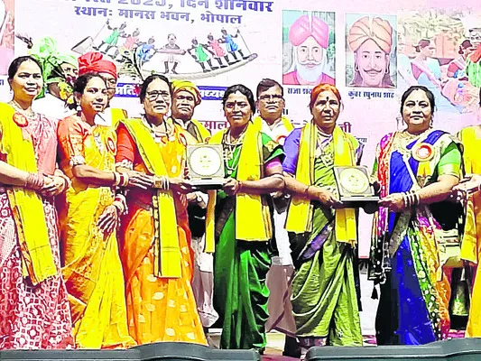 ఆదివాసీ మహిళకు ప్రశంస