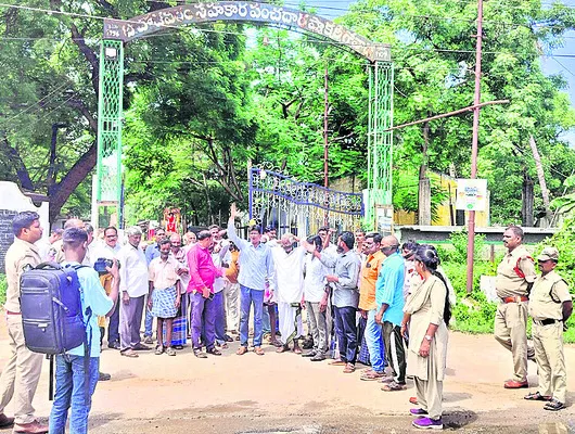 గోవాడ సుగర్స్ను ప్రభుత్వం ఆదుకోవాలి