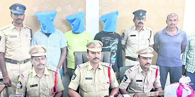 గంజాయి కేసులో ముగ్గురి అరెస్ట్‌ 