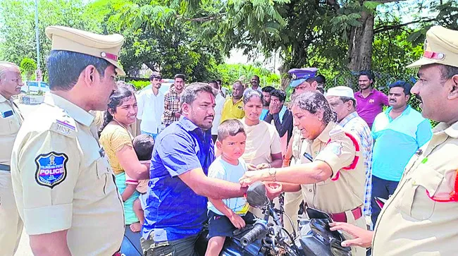 ● హెల్మెట్ ధరించని వాహనదారులకు..