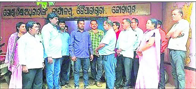 ఉపాధ్యాయులతో బీఈఓ కార్యాలయం ముట్టడి 
