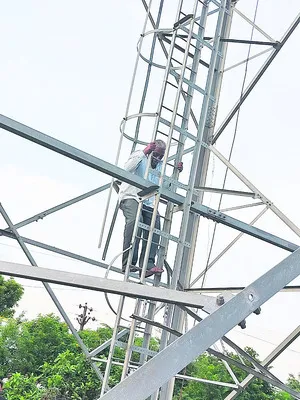 భూ సమస్య పరిష్కారం కోసం టవరెక్కిన రైతు