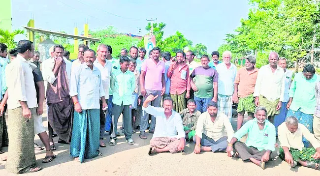 యూరియా కోసం రైతుల రాస్తారోకో