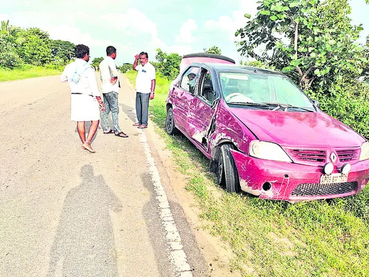కారును ఢీకొట్టిన బస్సు
