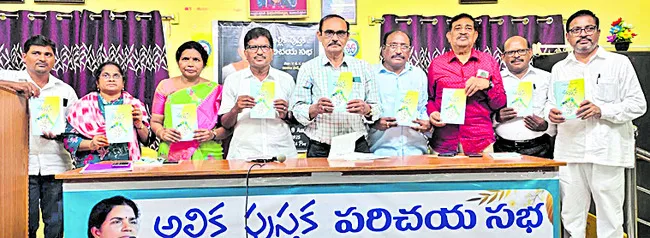 సంక్షుభిత వేళ సాహితీవేత్తలపై బృహత్తర కర్తవ్యం 