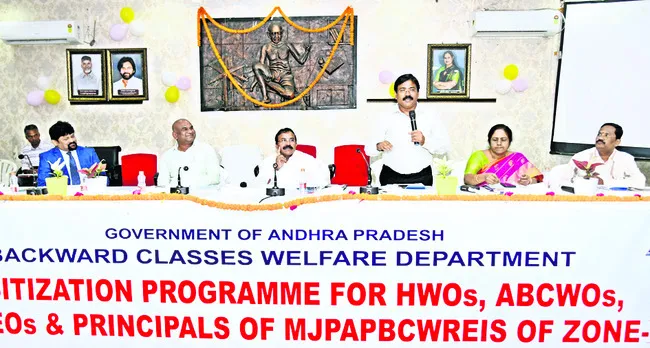విద్యార్థులకు సామాజిక దృక్పథం అవసరం 