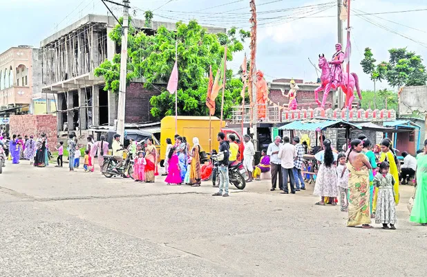 బస్సులు లేక.. ముందుకు వెళ్లలేక