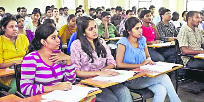 డిగ్రీ అడ్మిషన్ల కోసం పడిగాపులు