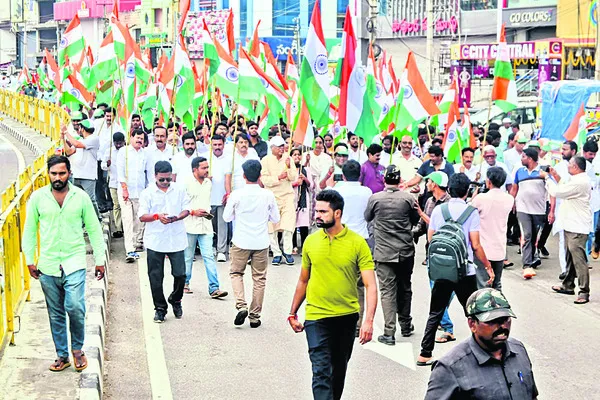 79 అడుగుల త్రివర్ణ పతాకం ప్రదర్శన