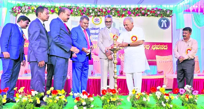 ప్రామాణికంగా న్యాయ సేవలు అందించాలి