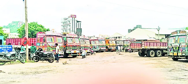 కబ్జా చేశాడు.. అద్దెకిచ్చేశాడు!