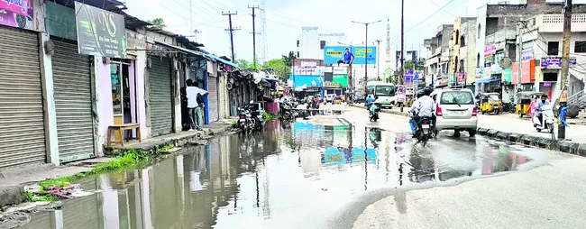 రోడ్లపై నిలుస్తోన్న వాన నీరు 