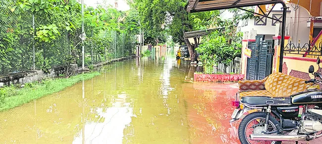 కాలనీలను ముంచేశారు..!