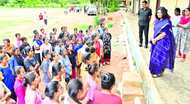 విద్యార్థుల ఆరోగ్యంపై నిర్లక్ష్యం వహించొద్దు