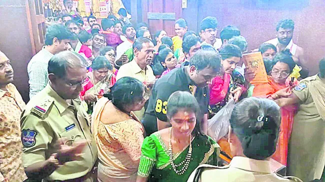 బాసరలో భక్తుల రద్దీ