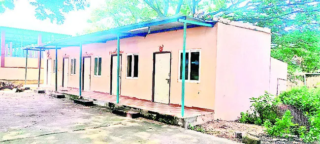 పూజారుల గదులను పట్టించుకోరూ?