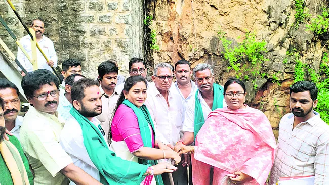 తాండవ నీటిని పొదుపుగా వాడుకోవాలి