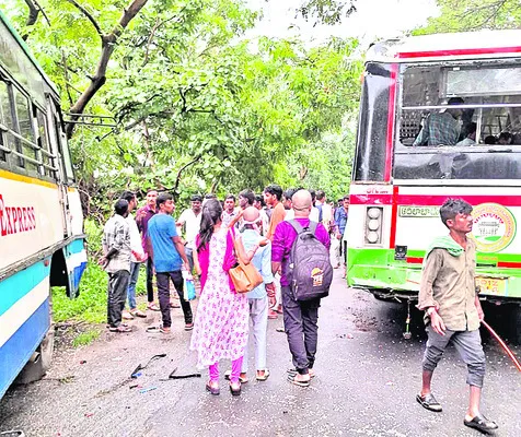 రెండు ఆర్టీసీ బస్సులు ఢీ