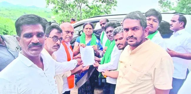 ఎకరాకు రూ.60లక్షల నష్టపరిహారం ఇప్పించండి