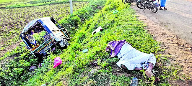 అదుపుతప్పి ఆటో బోల్తా 