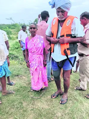 పెన్నానదిలో చిక్కుకున్న వృద్ధ దంపతులు