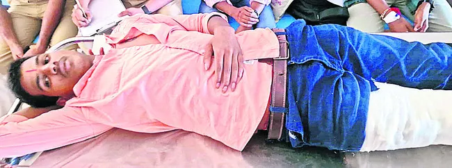 కారు ఢీకొని యువకునికి గాయాలు
