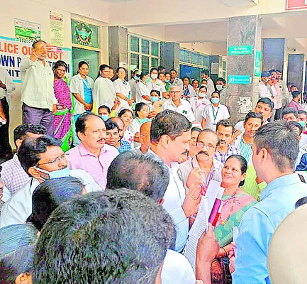 జిల్లా ఆస్పత్రిలో ఫార్మసిస్టుల కొరత