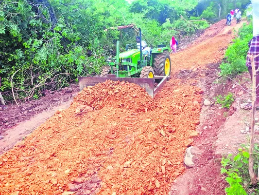 కూలిన వంతెన స్థానంలో అప్రోచ్ రోడ్డు