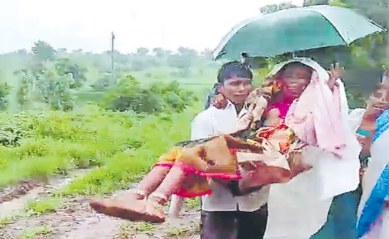 Tribals anger against leaders for Pregnant woman issue