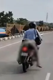 Man Carries Wife's Body Tied to Motorcycle After Fatal Accident11