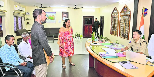 పోలీస్ గ్రీవెన్స్కు 43 అర్జీలు