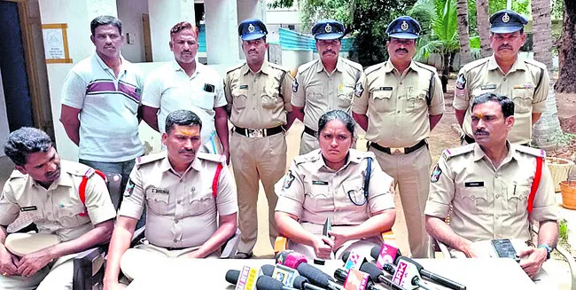 దేవుడికి పూజారి శఠగోపం