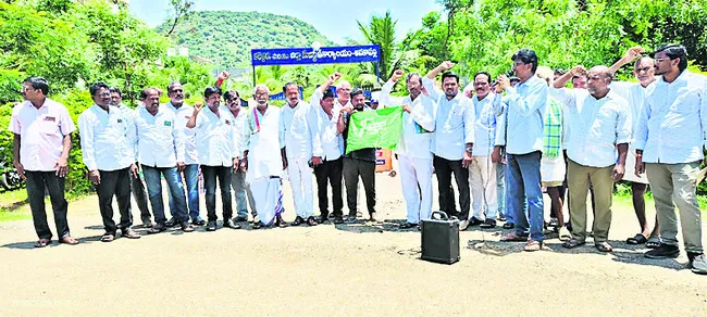 కదంతొక్కిన గోవాడ రైతులు 