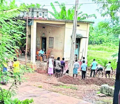 కూటమి నాయకుల విధ్వంసంపై ఫిర్యాదు 