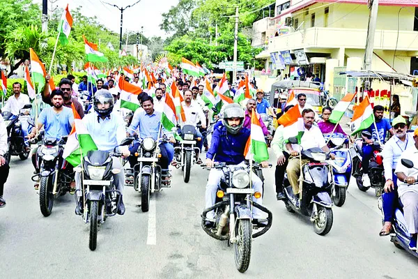 దేశభక్తి చాటుదాం