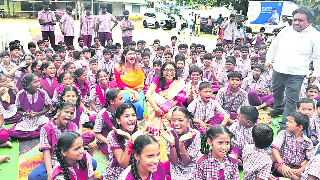 స్వచ్ఛంద సేవలు అభినందనీయం 