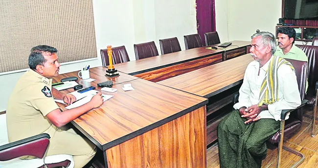 నిర్ణీత గడువులోగా ఫిర్యాదులకు పరిష్కారం