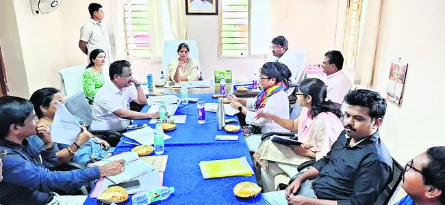 గిరిజనులకు వైద్యం అందించాలి
