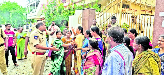 మధ్యాహ్న భోజనాన్ని ‘అక్షయపాత్ర’కు ఇవ్వొద్దు