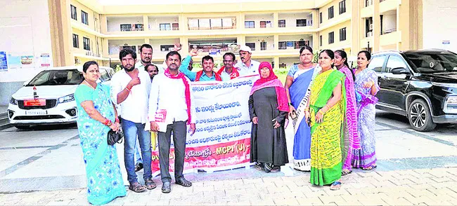 కలెక్టరేట్‌కు డబుల్‌ బెడ్‌రూం ఇళ్ల బాధితులు 