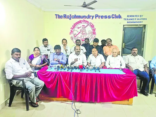 మాజీ మంత్రి వనితపై అనుచిత వ్యాఖ్యలు తగవు