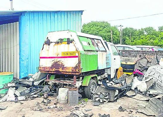 చెత్త బండ్లకు తుప్పు 
