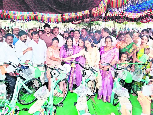 240మందికి సైకిళ్లు, వెయ్యి మందికి యూనిఫామ్