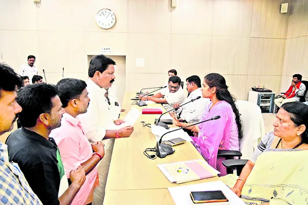 ఫిర్యాదులకు త్వరగా పరిష్కారం చూపాలి