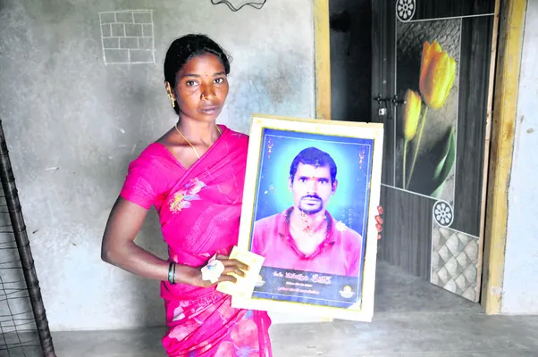 గుండె పగిలిపోయి..
