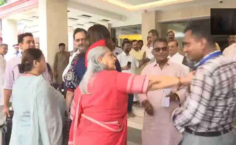 Jaya Bachchan loses cool at man trying to take selfie with her video viral