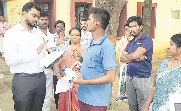 ఇందిరమ్మ ఇల్లు కట్టుకోనివ్వకుంటే ఆత్మహత్య చేసుకుంటా