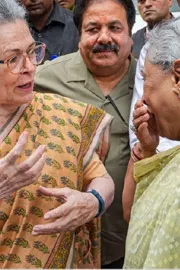 Sonia Gandhi Jaya Bachchan Friends Again Viral Picture8