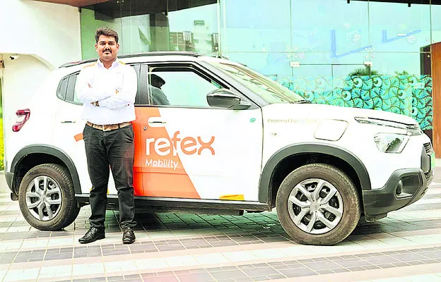 సైడ్‌వాల్‌ను ఢీకొన్న కారు 
